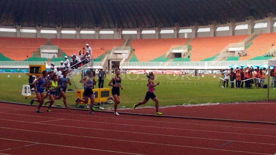 Persaingan sengit di nomor 5000 meter putri, pelari Dki Jakarta, Triyaningsih memimpin diikuti Rini Budiart Copyright: © Zainal/Indosport